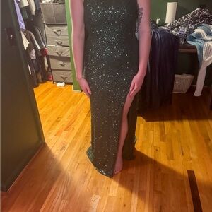 Elegant Dark Green Sequin Evening Dress with Leg Slit